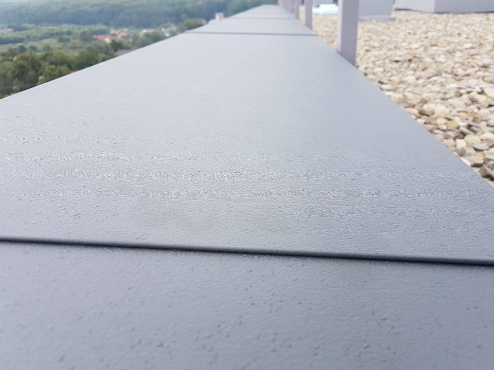 Завершено улаштування парапетів терас і даху