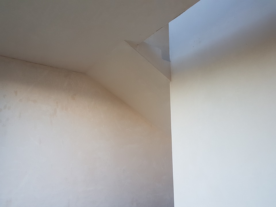 Завершено підготовку стін сходової під оздоблення