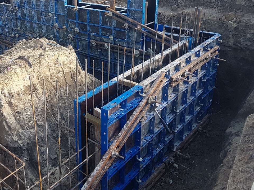 Влаштування підпірних стінок та заїзду в парковку