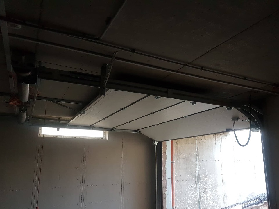 Встановлено автоматичні гаражні ворота